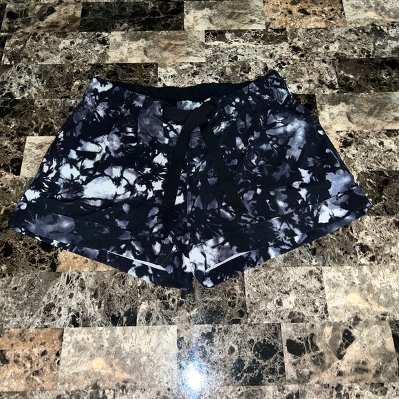 LULULEMON SPRING BREAK AWAY 3” SHORT WHITE & BLACK SIZE 6 WAIST 13.5” EUC - Picture 8 of 8